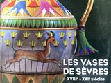 une photo d'un livre sur lequel figure l'image d'un vase