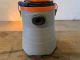 un aspirateur orange et gris posé sur un parquet