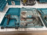 de nombreux outils posés sur une table