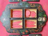 une photo d'une boîte contenant quatre biscuits