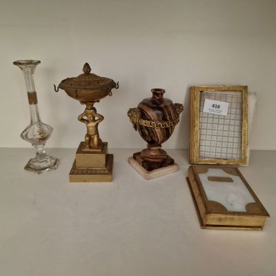 un grand nombre d'objets posés sur une table