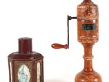 un petit objet en bois à côté d'un autre petit objet en bois