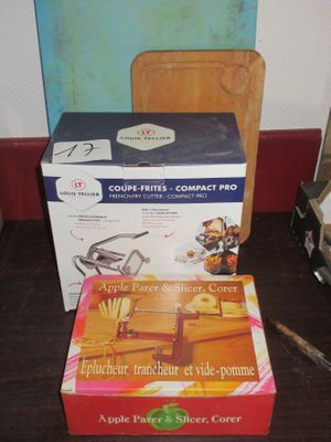 deux boîtes posées sur une table