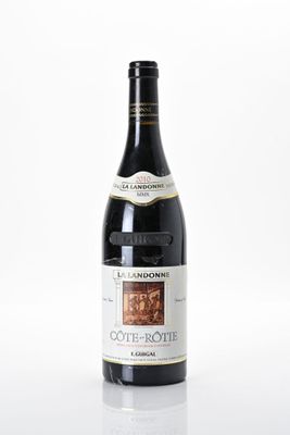 une bouteille de vin posée sur une table