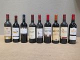 six bouteilles de vin rouge alignées sur une table devant un mur
