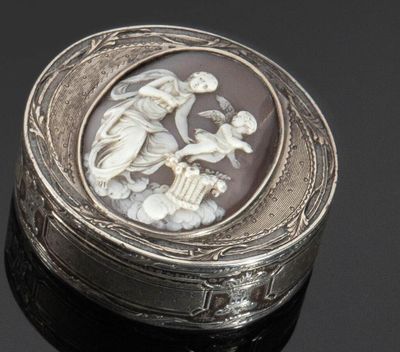 une boîte ancienne en argent ornée d'une image représentant une femme et un oiseau