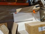 une pile de cartons posée par terre dans un entrepôt