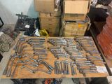 un grand nombre d'outils posés sur une table