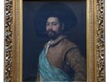 portrait d'un homme barbu portant une robe bleue, dans un cadre doré