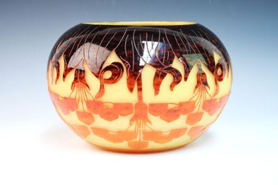 gros plan d'un vase sur une surface blanche