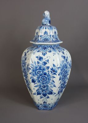 vase bleu et blanc sur lequel est perché un oiseau