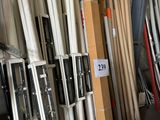Il y a beaucoup de types de fenêtres différents dans cet entrepôt.