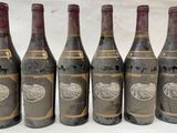 six bouteilles de vin sont alignées dans une rangée
