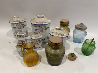 de nombreux bocaux en verre posés sur une table