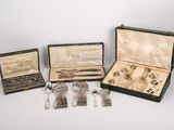 quatre pièces d'argenterie dans un coffret posé sur une table
