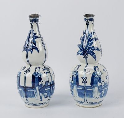 une paire de vases bleus et blancs ornés de motifs orientaux