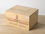 une boîte en bois avec une étiquette sur une table