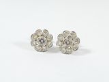 paire de boucles d'oreilles en forme de fleur, en or blanc et diamants