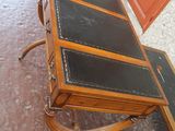 une valise posée sur une table dans une pièce
