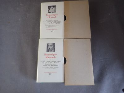 trois livres posés sur une table l'un à côté de l'autre