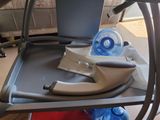 une table sur laquelle se trouvent une bouteille d'eau et un porte-bouteille
