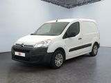 La camionnette blanche est garée dans une grande pièce blanche.