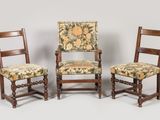 deux chaises avec des coussins rembourrés à motifs floraux et une structure en bois