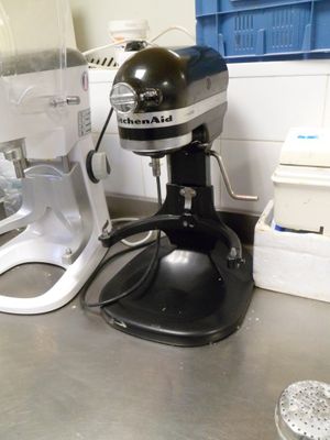un plan de travail de cuisine sur lequel se trouvent un batteur électrique et un mixeur