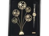 une photo représentant une horloge et une montre dans un cadre-vitrine