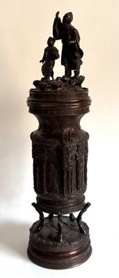 une statue représentant un homme et une femme au sommet d'un socle