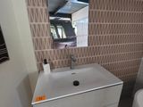 une salle de bain avec un lavabo et un miroir