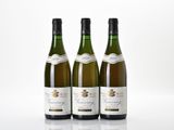 trois bouteilles de vin posées l'une à côté de l'autre sur une table
