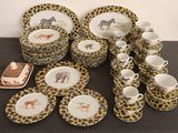 de nombreuses assiettes et tasses ornées de motifs d'animaux