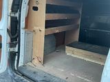 une camionnette dont l'arrière a été aménagé