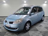 la photo d'une petite voiture bleue garée dans un garage