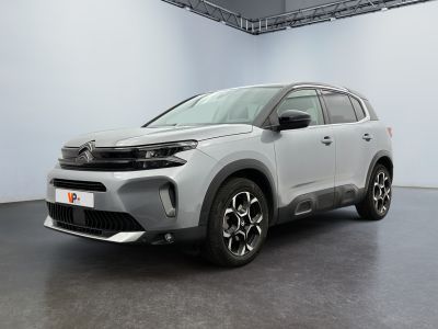 La nouvelle Toyota RAV est exposée dans un showroom