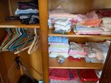 une armoire sur laquelle sont posés beaucoup de vêtements