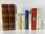 un grand nombre de livres posés sur une table