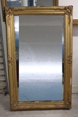 un grand miroir posé par terre à côté d'un escalier