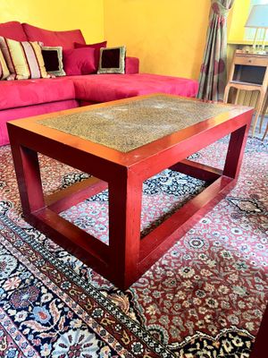 un canapé rouge et une table basse rouge dans un salon