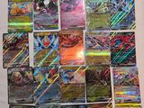 un gros plan sur une pile de cartes Pokémon posée sur une table