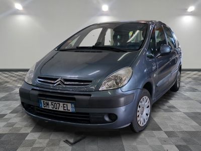 la photo d'une petite voiture garée dans un garage