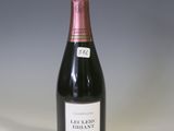 une bouteille de vin posée sur une table