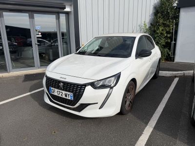 une voiture blanche garée dans un parking à côté d'un bâtiment