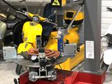 une image d'un homme travaillant sur une machine dans un garage