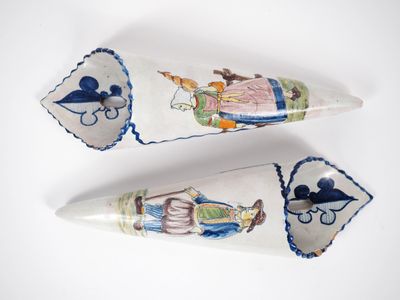 Paire de bouquetières en faïence de Quimper à décor de paysa…