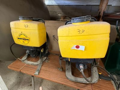 deux boîtes jaunes posées sur une table en bois