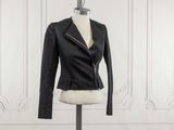 la veste noire est sur un mannequin, un mannequin, un mannequin, un mannequin, un mannequin, un mannequin, un mannequin, un mannequin, un manne