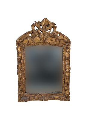 Miroir Louis XV en bois doré avec décor de feuillage - Photo 1