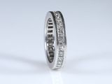 une alliance en or blanc sertie de diamants taille princesse